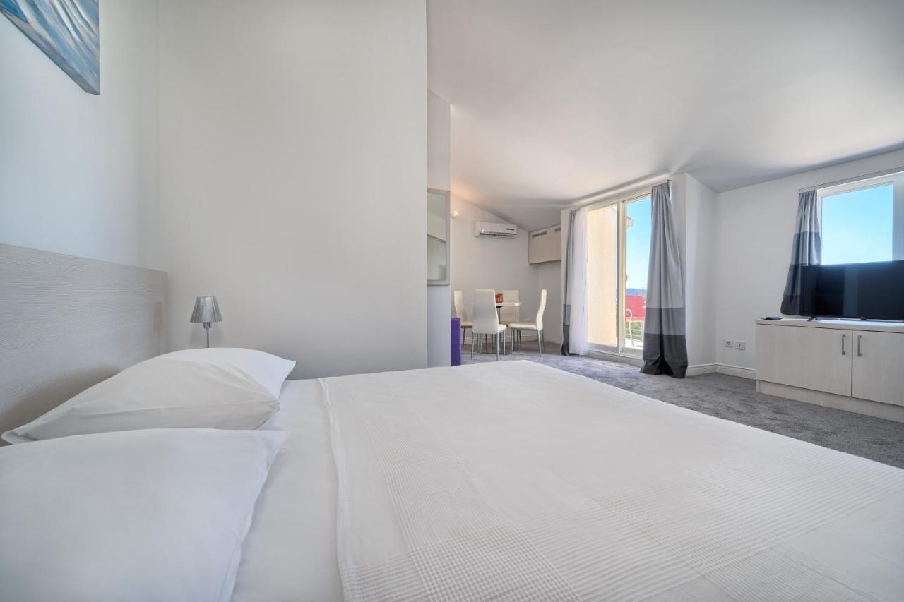 Hotel Aqua - Guest Rooms & Suites Kastela Kaštela Exterior foto
